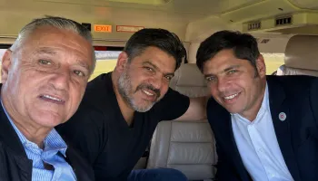 Vecinos de bajos recursos denuncian circuito de cheques que complica a funcionario de Axel Kicillof