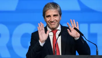 Hidrovía: Luis Caputo estampa la firma en una concesión con cuestionamientos sin respuestas 