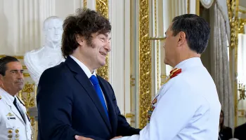 Con Javier Milei, el fantasma de De la Rúa vuelve sobre la Armada Argentina