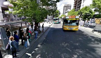 Colectivos en La Plata: largas esperas, unidades llenas y un servicio en crisis