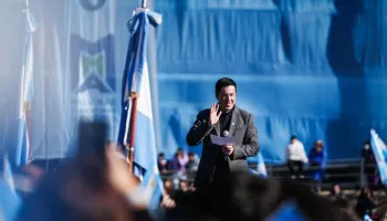 Malvinas Argentinas: Leo Nardini encabezó la Promesa de Lealtad a la Bandera