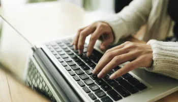 Revisión humana vs detección automática de IA: qué funciona mejor