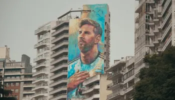 Rosario renovó el mural de Lionel Messi: La obra suma la tercera estrella