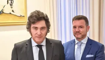 Quién es el funcionario expulsado por Milei que fue nombrado caballero por un Borbón