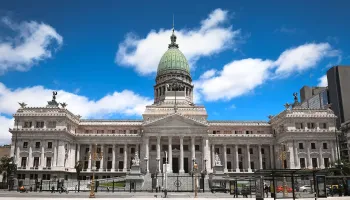 La pelea por la tierra revive un debate histórico: Constitución de 1949, soberanía y Milei