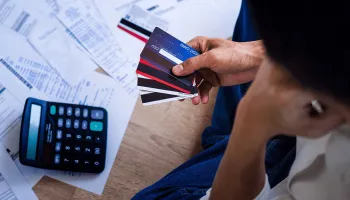 6 de cada 10 argentinos tomaron deuda en los últimos seis meses para pagar gastos básicos
