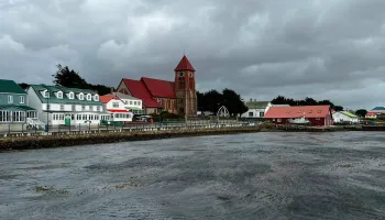 Islas Malvinas: el negocio del salmón expone el costo ambiental de la explotación pesquera