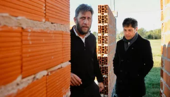 Kicillof y las viviendas fantasma de Lobos: 1.401 millones adjudicados y obras inconclusas