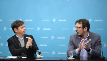Axel Kicillof denuncia a las fintech mientras Banco Provincia intima a morosos con embargos