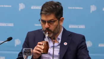 Carlos Bianco designó retroactivamente a su cuñada en el área de Compras y Contrataciones