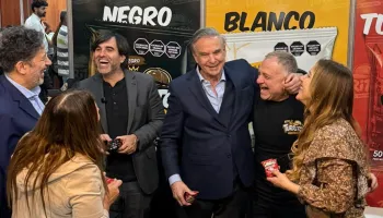 Una marca de alfajores reunió a figuras del panperonismo en la Expo Hecho de Merlo