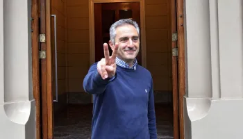Entre acusaciones de direccionamiento, Andrés Larroque licita servicio por 1.878 millones