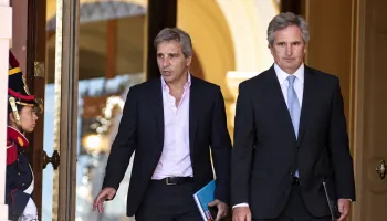 Luis Caputo y Pablo Quirno ponen precio al pasaporte argentino: los riesgos del negocio