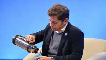 Axel Kicillof toma deuda por 2.500 millones para recibir al Papa León XIV