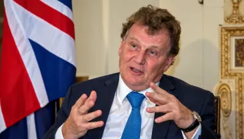 Malvinas: quién es Sersale, el polémico exembajador que propone la triple bandera