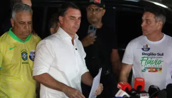Flávio Bolsonaro y la posible fuga por Iguazú: el desmentido de Milei no alcanza