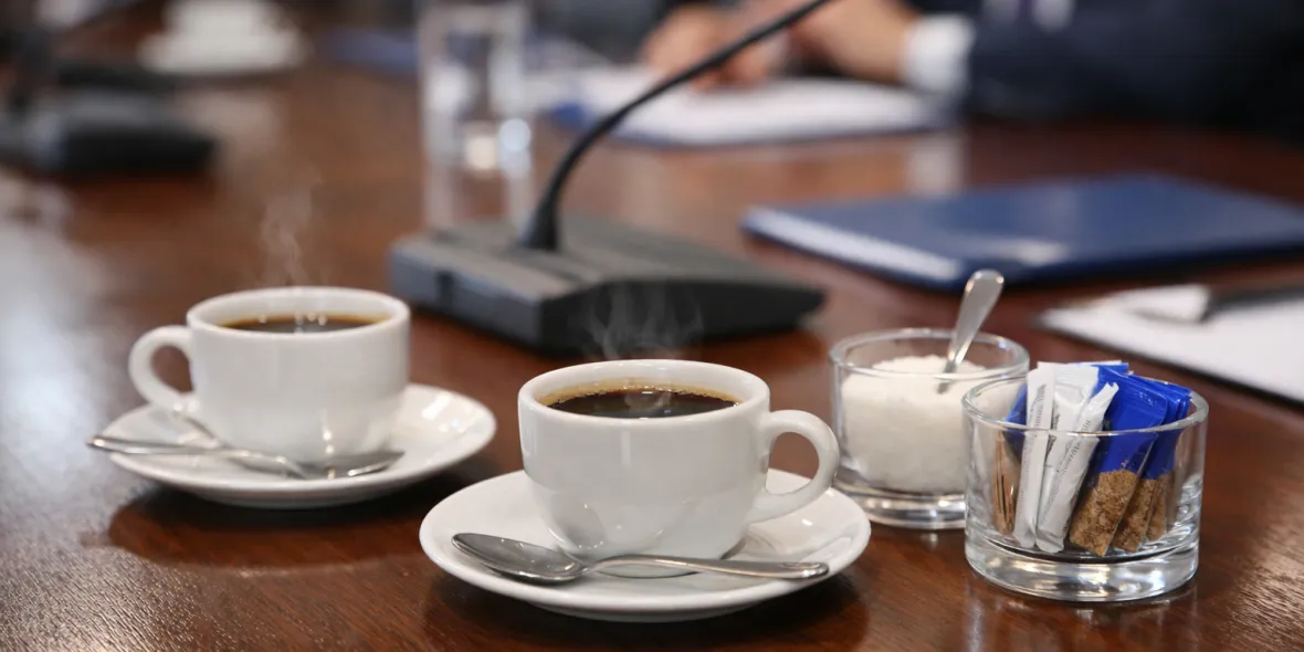 Del ajuste al espresso: Nueva contratación del gobierno libertario reabre el debate sobre prioridades del gasto