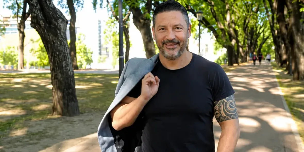 Gustavo Menéndez en la mira por licitaciones sin publicar y compras fragmentadas