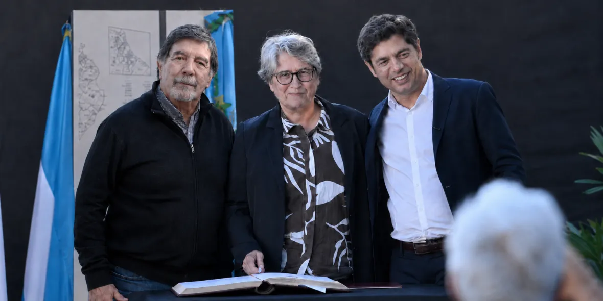 La educación pública según Kicillof: estudiantes usan un tobogán a falta de puerta