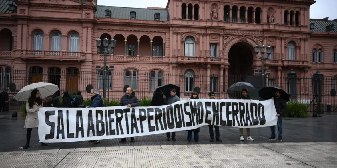 Javier Milei está decidido a vaciar de contenidos la sala de periodistas de Casa Rosada