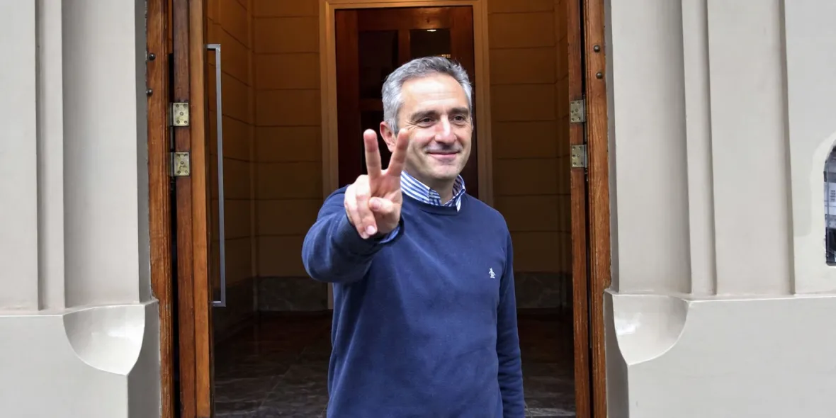 Entre acusaciones de direccionamiento, Andrés Larroque licita servicio por 1.878 millones