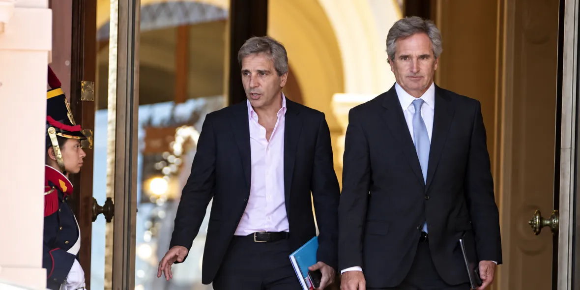 Luis Caputo y Pablo Quirno ponen precio al pasaporte argentino: los riesgos del negocio